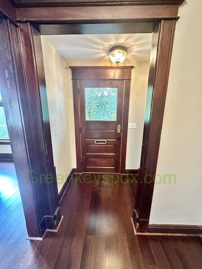 Building Photo - Huge Gorgeous 5 Bedroom 4 Bath Unit in SW ...