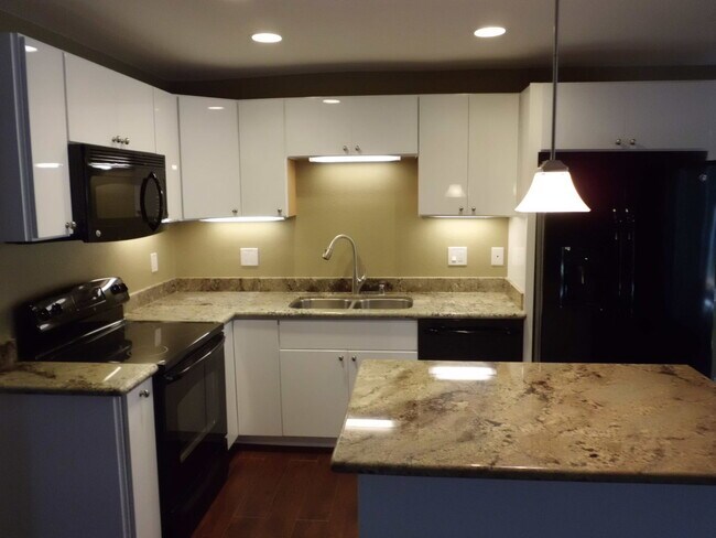 Building Photo - Spacious 1 bedroom/1 bathroom downstairs condominium.