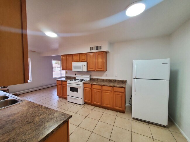 Building Photo - 3 Bedroom single level home- garage - fire...