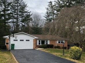 Building Photo - 3231 Magnolia Dr