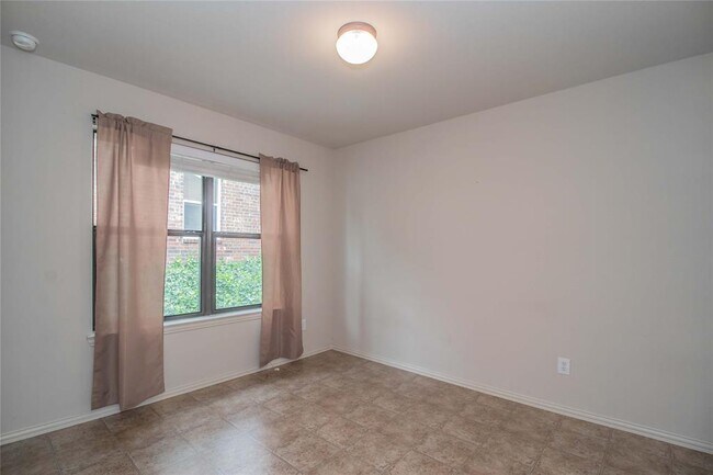 Building Photo - 2902 Greenway Dr
