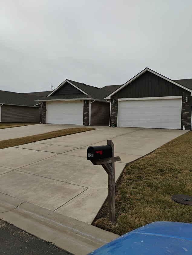 Foto principal - 425 Meadowlark Dr