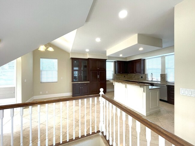 Building Photo - Beautiful 3 bedroom detached townhome with...