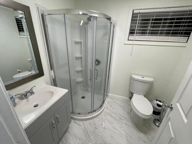 Private bathroom - 2817 Mary St