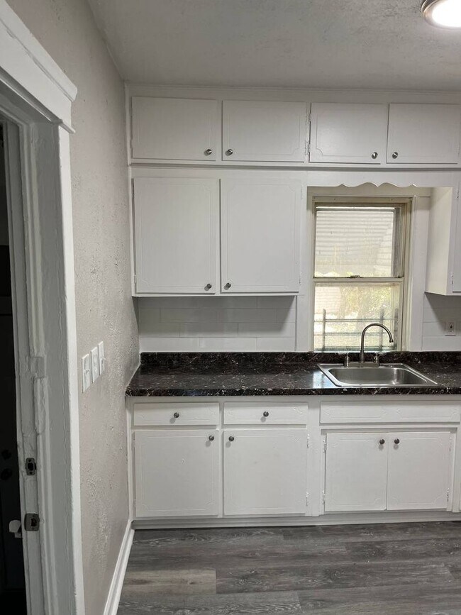 Building Photo - 987 Evangeline Rd