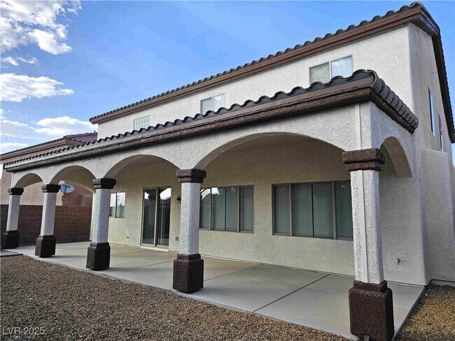 Building Photo - 2553 Chateau Clermont St