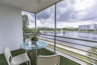 Building Photo - 2751 N Palm Aire Dr