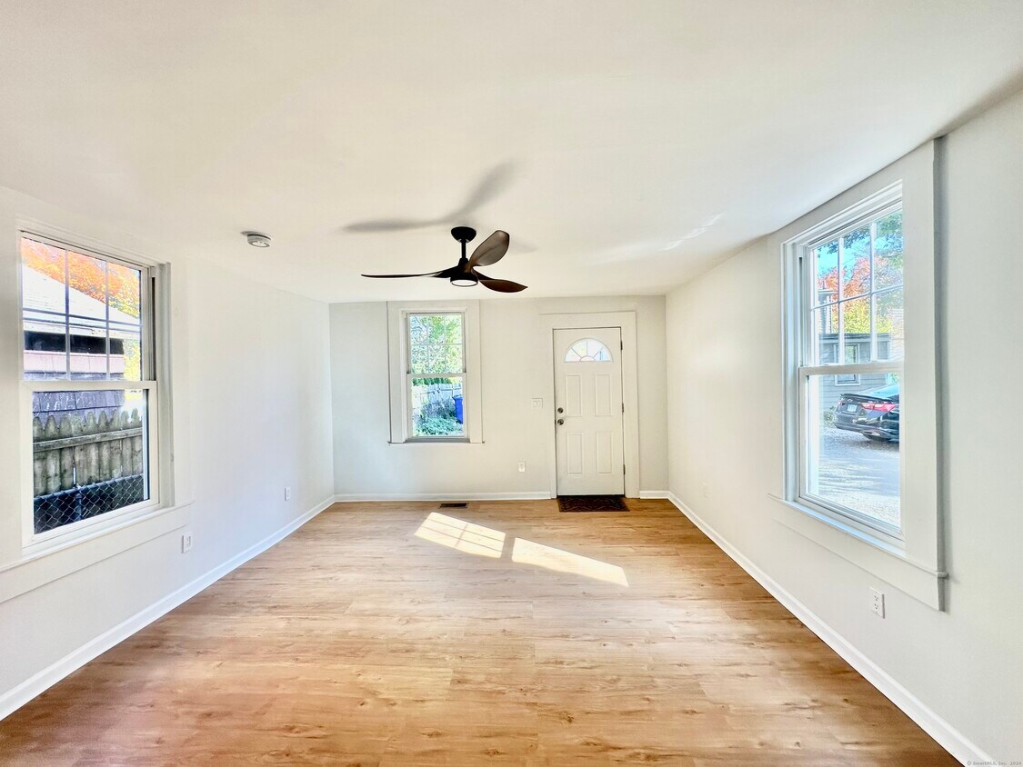 Primary Photo - 1491 Elm St