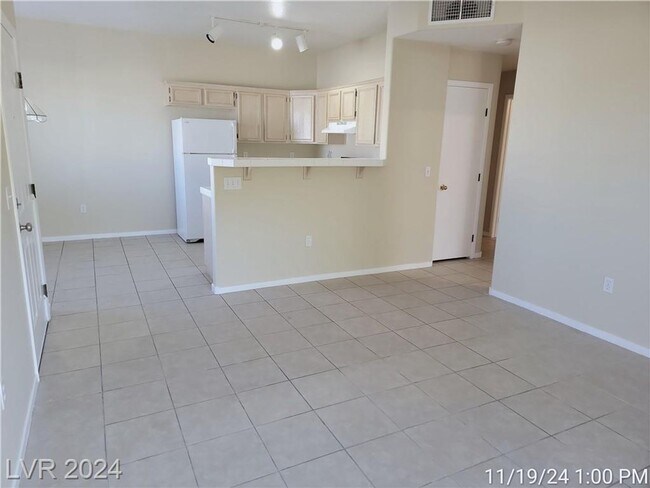 Building Photo - SUNRISE MANOR 1ST FLOOR UNIT IN GATED COMM...