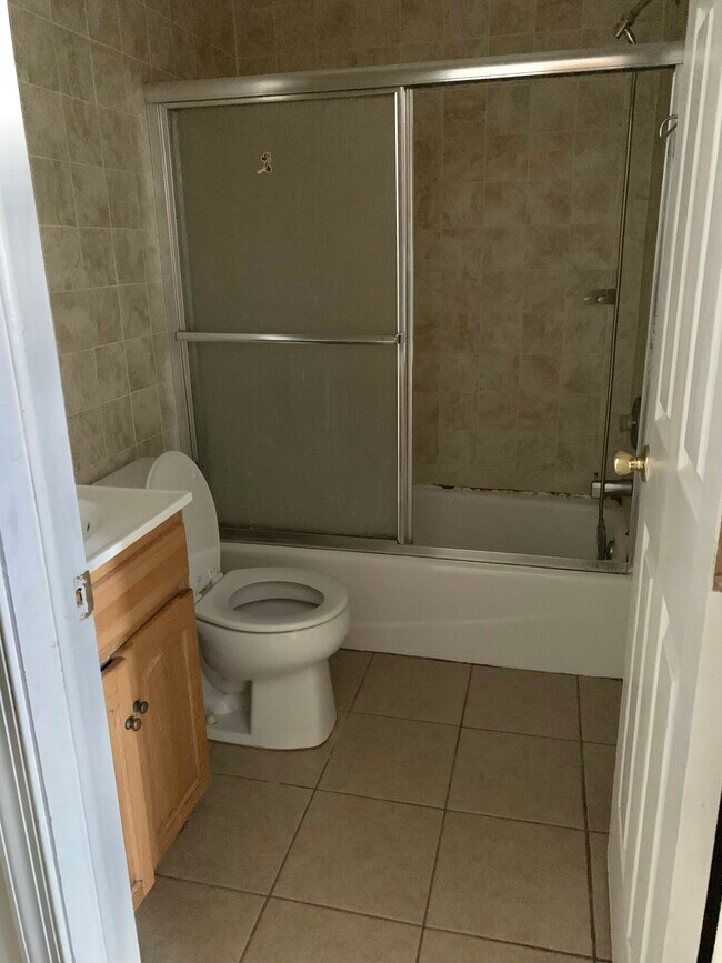 Bathroom - 1001 Wood St