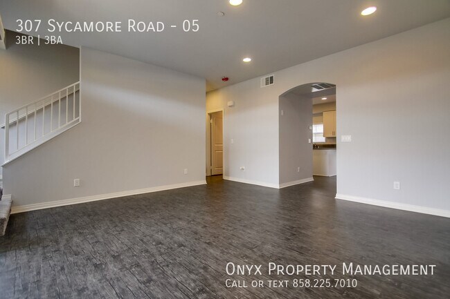 Foto del edificio - $1,000 off first month’s  rent! Newer Town...