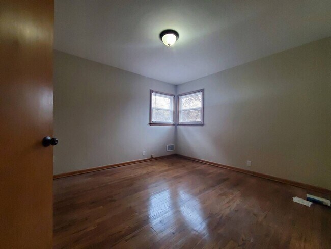 Building Photo - 85th - 4052-54