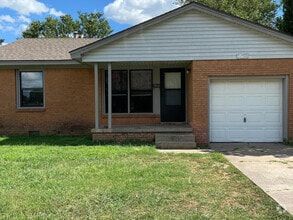 Building Photo - 822 Denison Dr