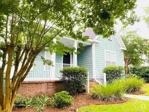 Building Photo - 2111 Fernleigh Dr