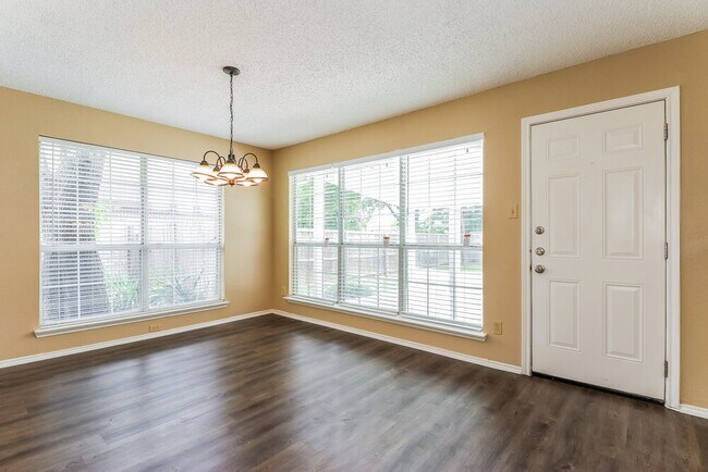 Foto del edificio - 6309 Brookmont Ct