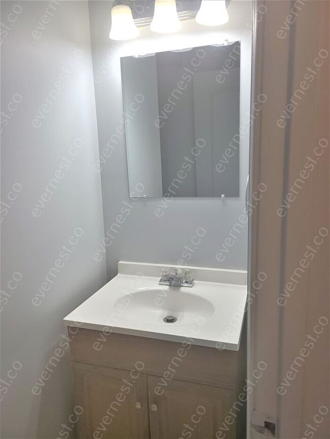 Foto del edificio - Charming 3-Bedroom, 1.5-Bathroom Home in a...