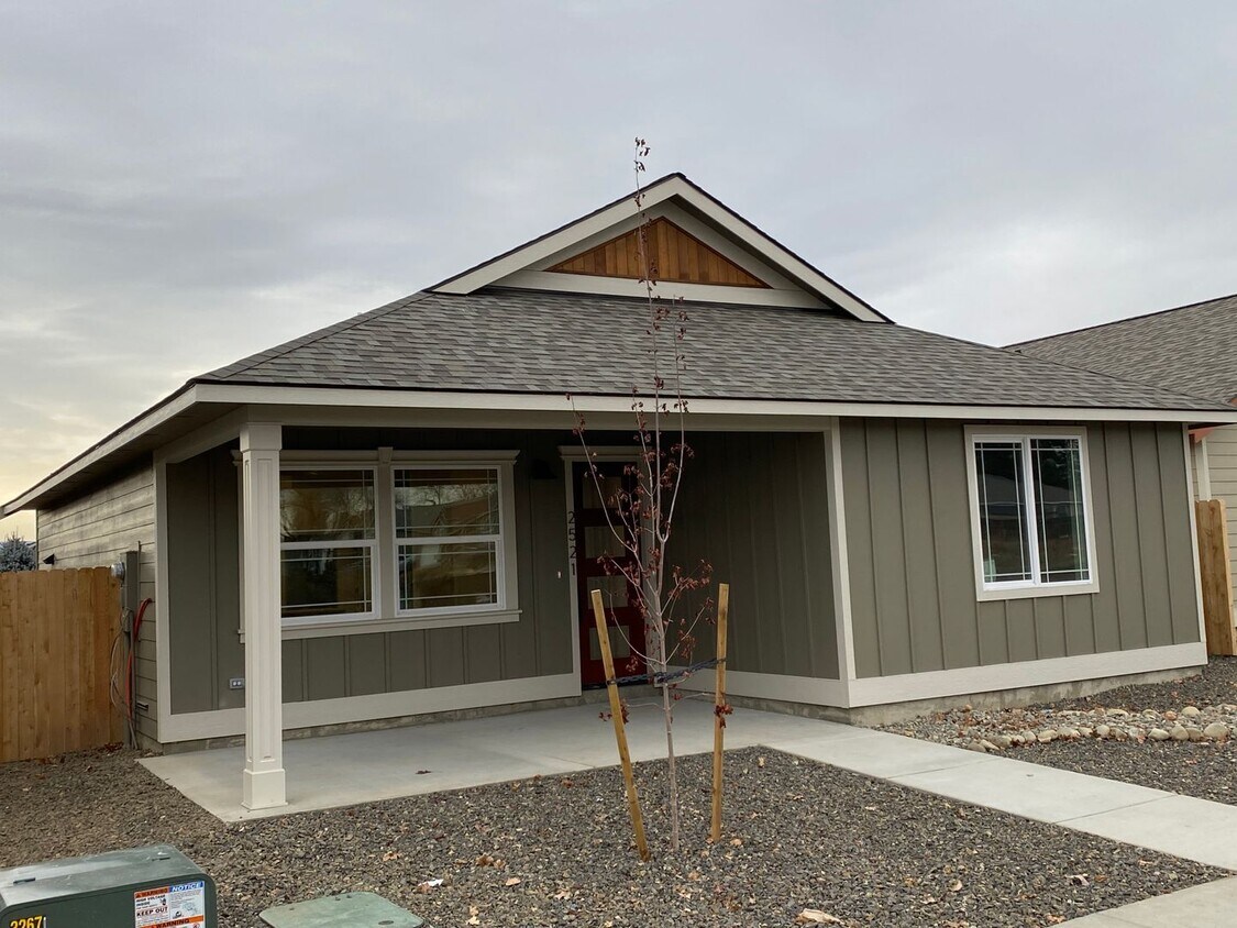 Primary Photo - New Home for Lease! 3br 3ba