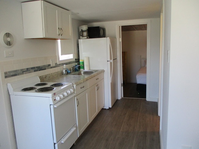 Building Photo - 208 Dobbs St