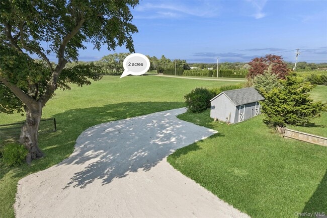 Foto del edificio - 335 Herricks Ln