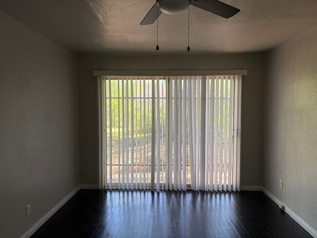 Foto del edificio - 5782 Belcrest St