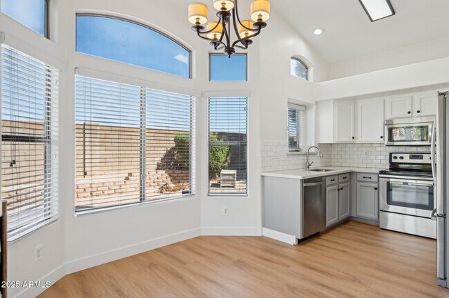 Building Photo - 2131 S Peppertree Dr