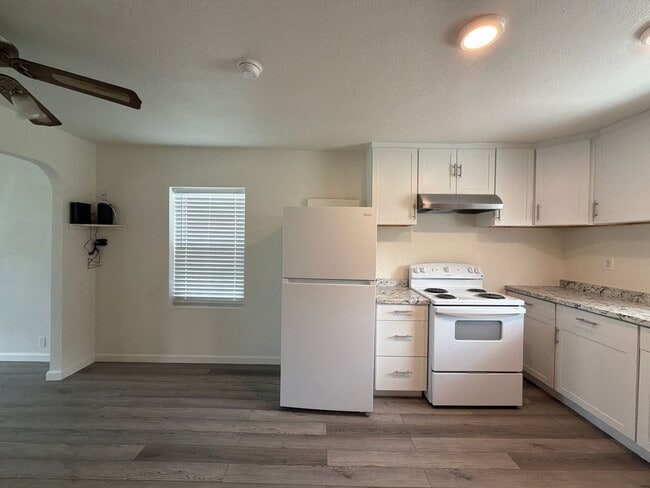 Building Photo - Freshly remodeled 3br 1ba, garage, LVP Flooring throughout.