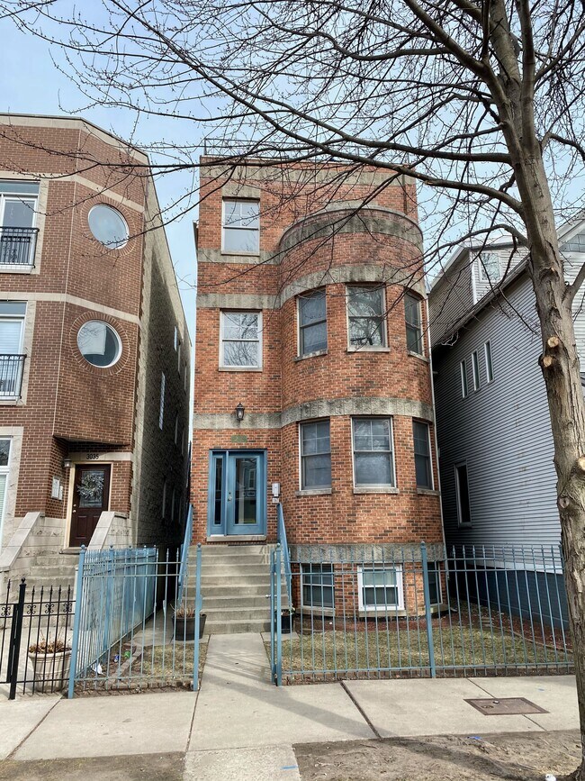 Building Photo - 3033 N Racine Ave