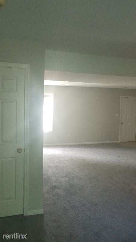 Building Photo - 3 br, 1.5 bath Townhome - 2220 Live Oak Ln