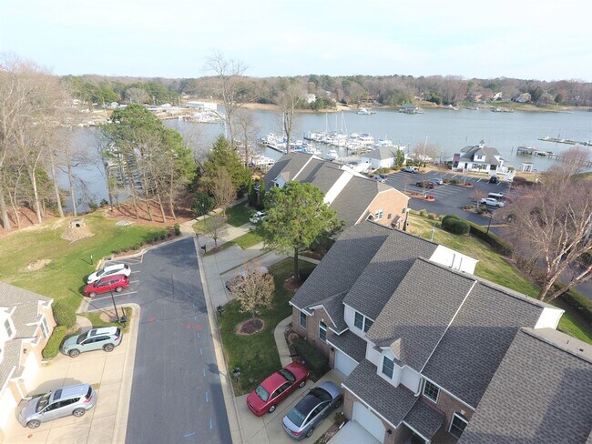 Building Photo - 208 Bluff Terrace