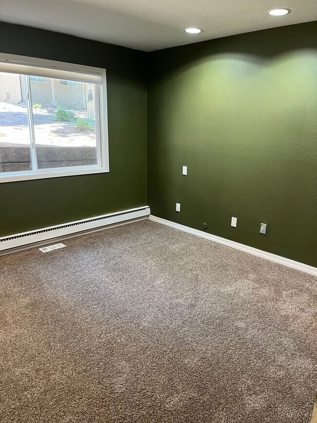Building Photo - Available Now! 4 bedroom, 2.5 bath unit