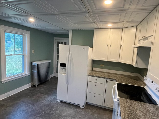 Building Photo - 24 Rowe Ave