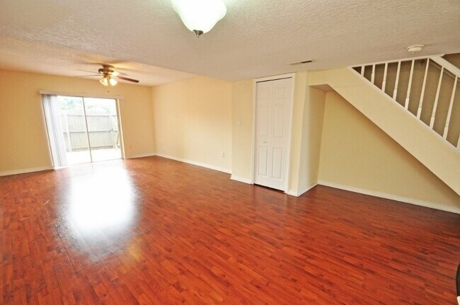 Building Photo - Beautiful 2/1.5 Condo in Orlando! New Carpet!