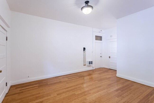 Building Photo - 1405 SW Park Ave