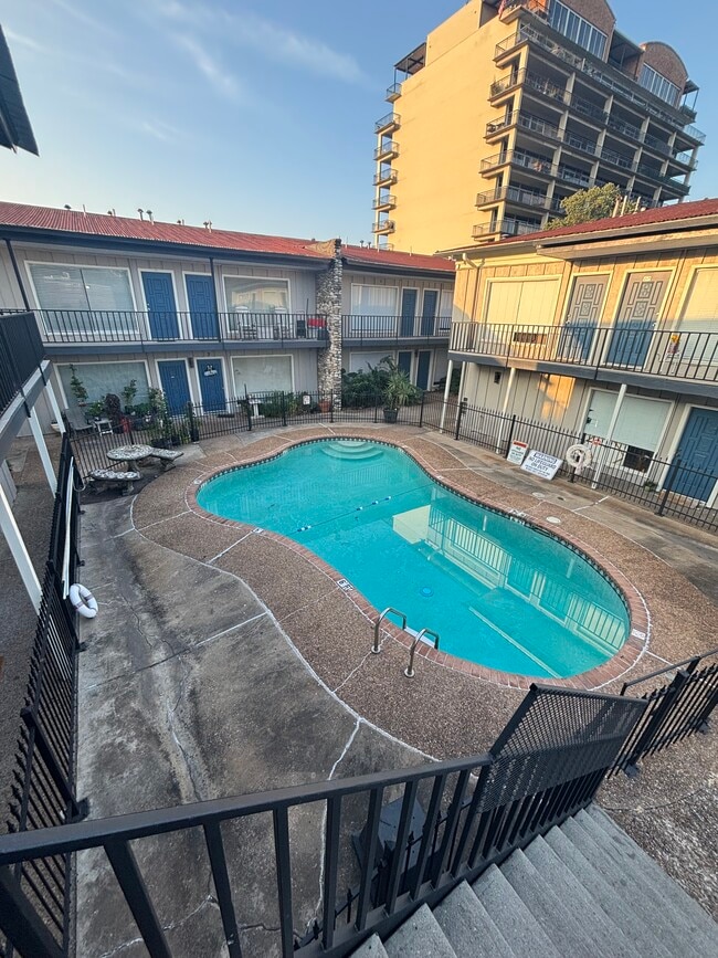 Main Area / Pool - 414 Marshall St