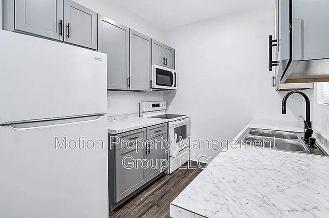 Building Photo - 700 Carmen Ave