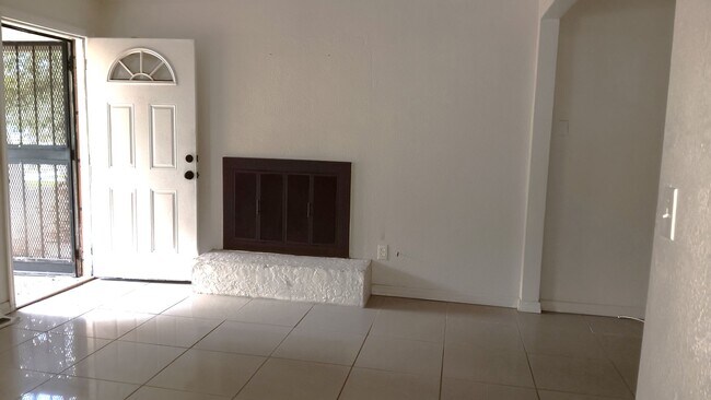 Building Photo - 2/1 Single family home with fenced in yard