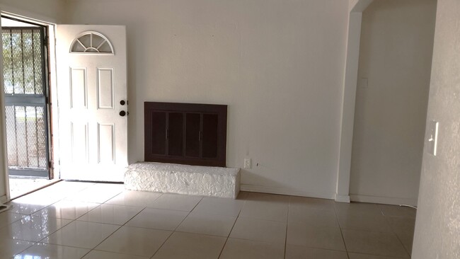 Foto del edificio - 2/1 Single family home with fenced in yard