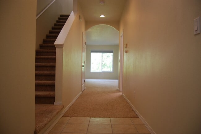 Foto del edificio - Lovely 3 Bed 2.5 Bath Townhome w/ a back D...