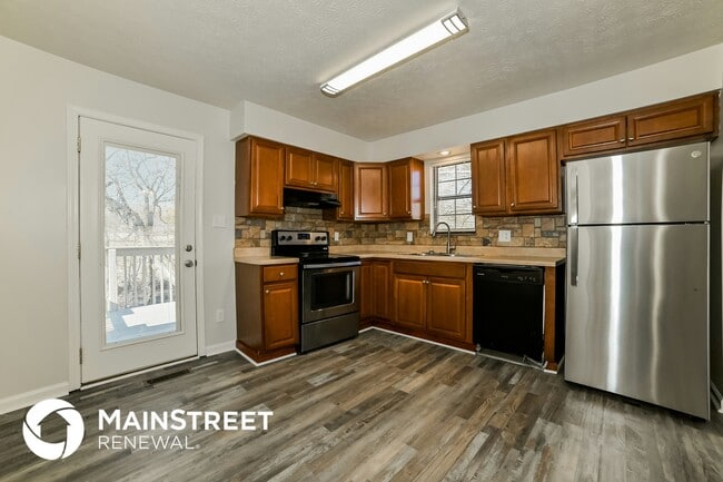Foto del edificio - 5805 Whisper Wood Rd