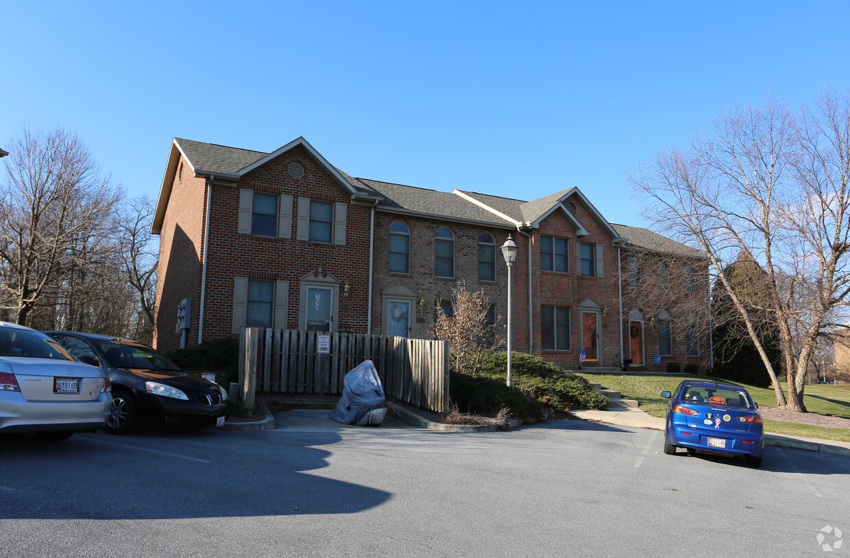 Building Photo - Eagle's Nest Townhomes