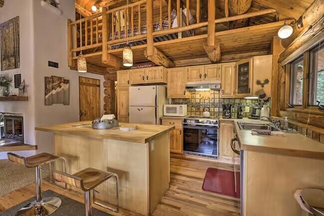 Foto del edificio - Mountain Cabin. Abundant outdoor amenities and activities nearby! 1 year lease! Pets negotiable!