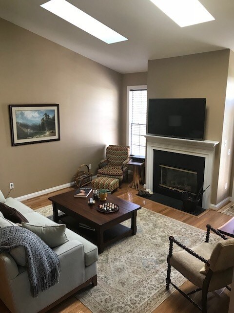 Building Photo - 11 Threeoak Lane Luxury Carriage Home at C...