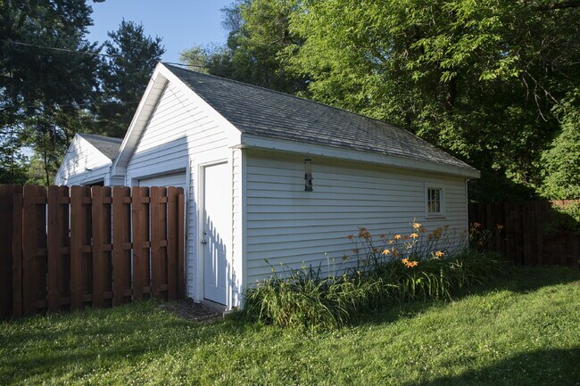 Foto del edificio - Beautifully Renovated 4-Bedroom Home with Fenced Backyard!