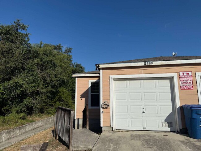 Foto del edificio - Gorgeous 2 Bed/2 Bath Duplex in North West SA