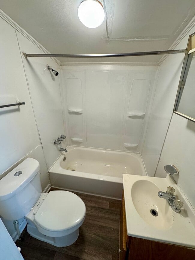 Building Photo - Ready to show!