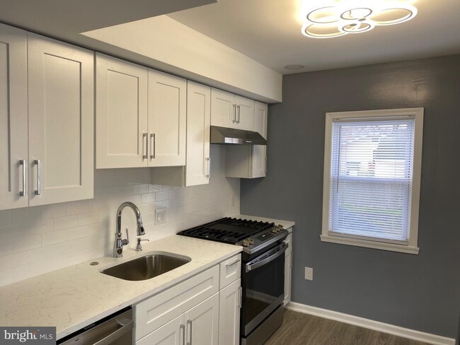 Building Photo - 24 E Maiden Ln