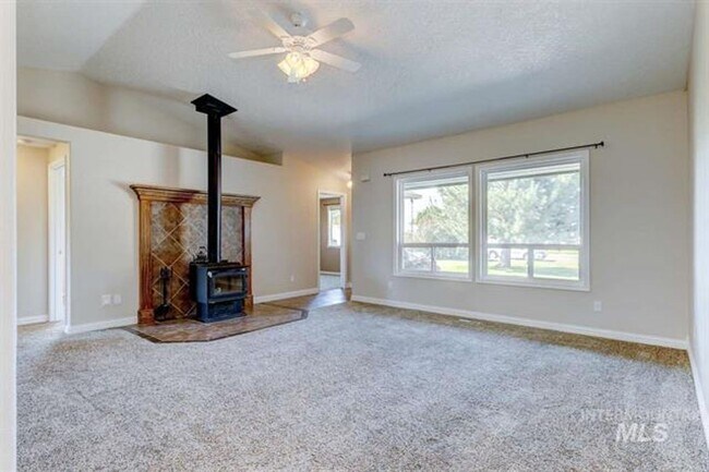 Foto del edificio - 4 Bedroom 2 Bath with RV Parking 2 Car Gar...