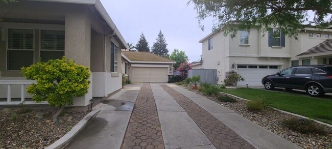 Building Photo - Beautiful 3 Bedroom 2 Bathroom Home in Des...