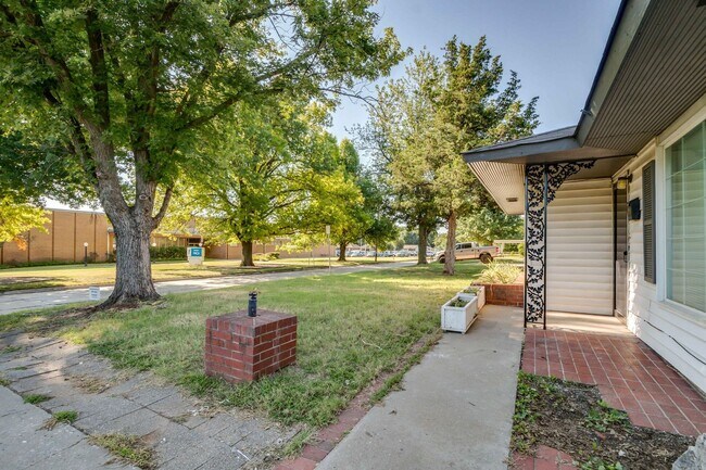 Foto del edificio - Cute home in Bethany across from the YMCA