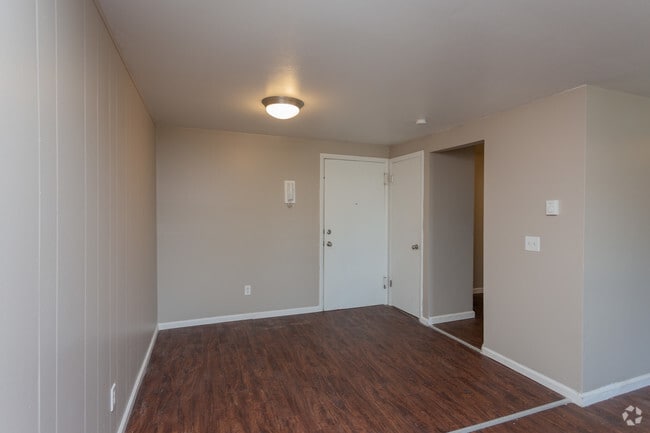 2HAB, 1BA - Wellington Manor Apartments